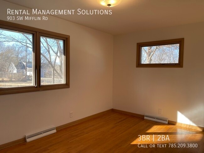 Building Photo - *RETRO KITCHEN & HUGE BASEMENT* 903 SW Mif...