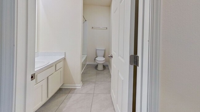 Building Photo - Jacksonville Townhome w/ Garage, Spacious Bedrooms & In-Unit Washer/Dryer