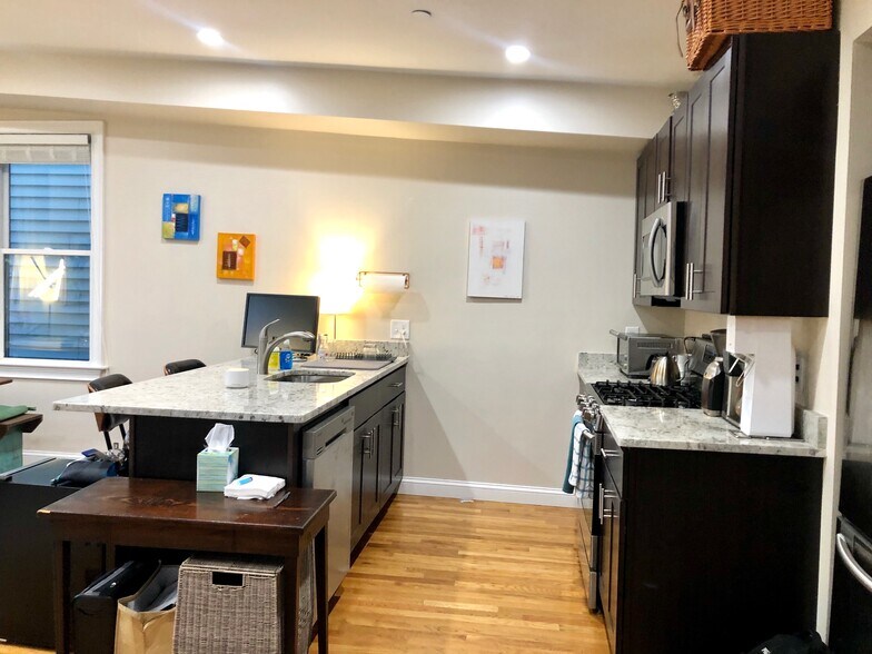 Building Photo - 19 Plymouth St