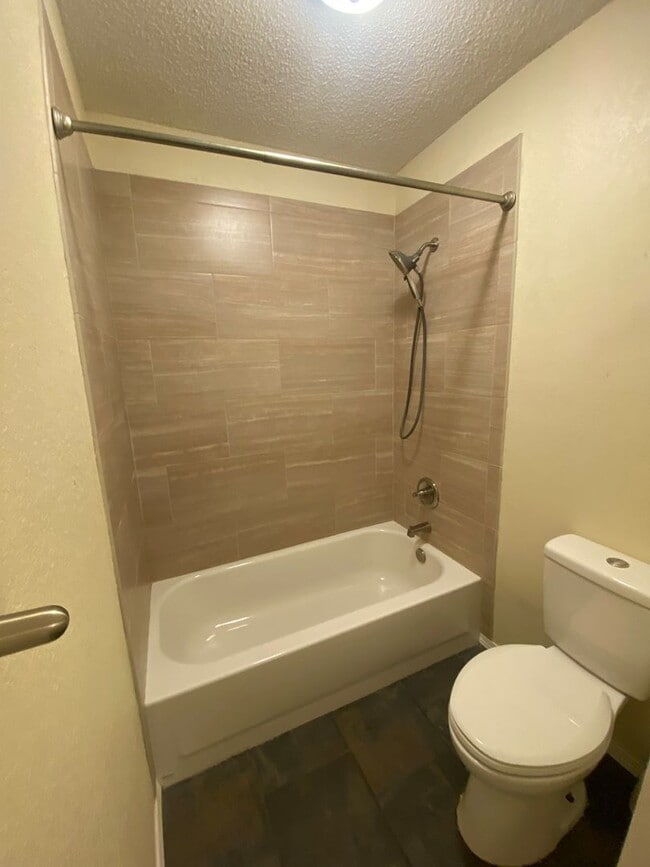 Building Photo - 3 bed 2 bath 2 car garage house, freshly repainted