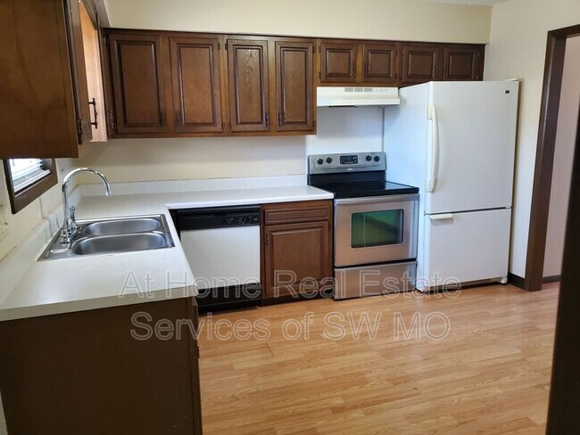 Building Photo - 627 W Meadowview