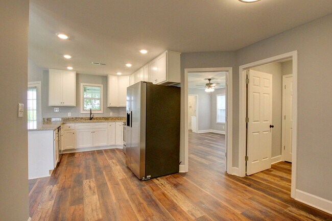 Building Photo - 133 Riverbend Dr