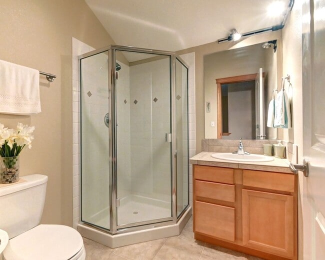 Building Photo - Immaculate Townhome with Private Patio!