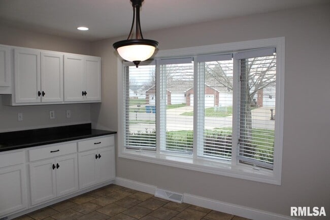 Building Photo - 2807 Cronin Dr