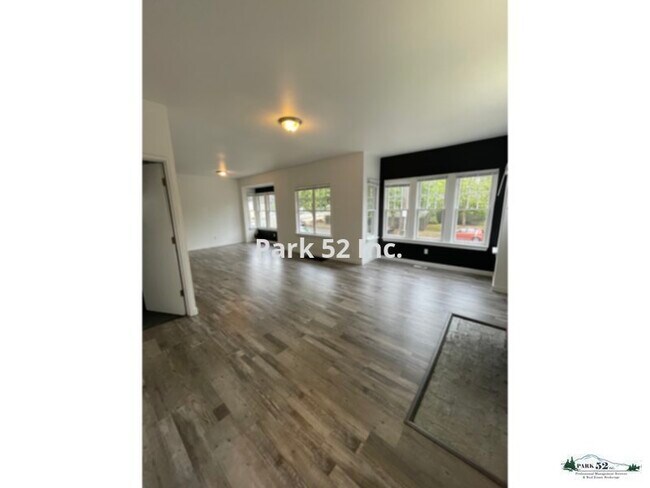 Building Photo - 602 S Sheridan Ave