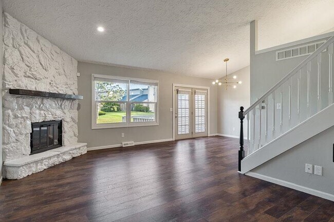 Building Photo - 663 Amphitheater Dr