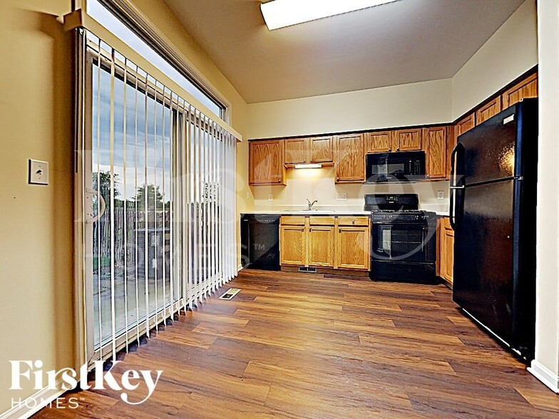 Building Photo - 674 Edward Dr