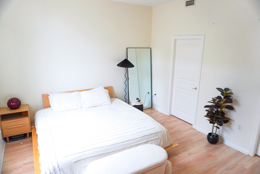 Building Photo - 555 Front St