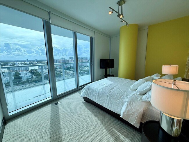 Building Photo - 17001 Collins Ave