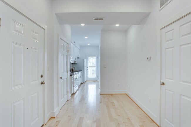 Building Photo - 851 19th St NE