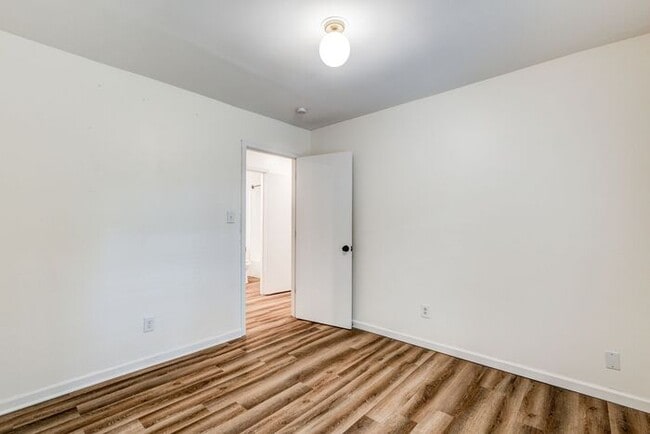 Building Photo - Private Home on Spacious Lot in Browns Sum...