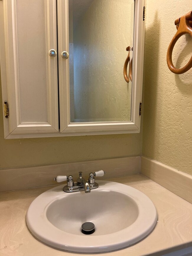 Building Photo - New Price $2,100.00 South Davis Townhome On Veranda Terrace,  3+1.5, Garage, Small backyard, Frui...