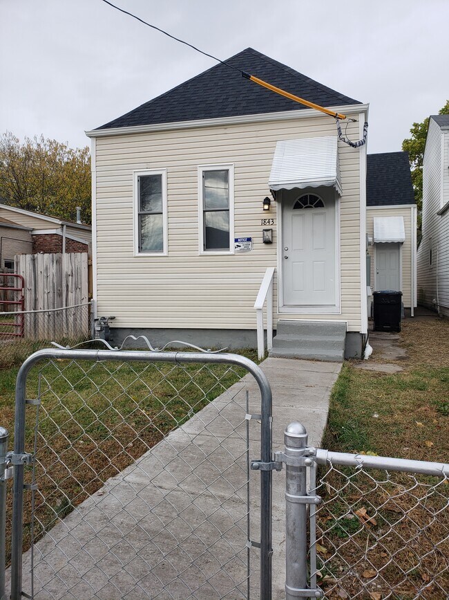 Gated yard - 1843 Bank St