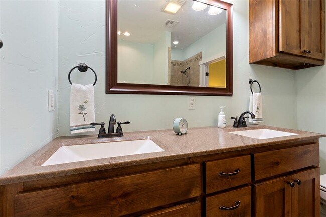 Building Photo - 421 Sweetbough St