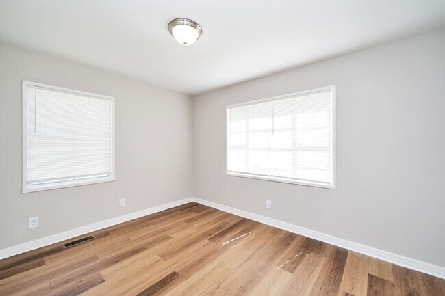 Building Photo - Super Cute & Spotless Corner Lot Home in Bessemer