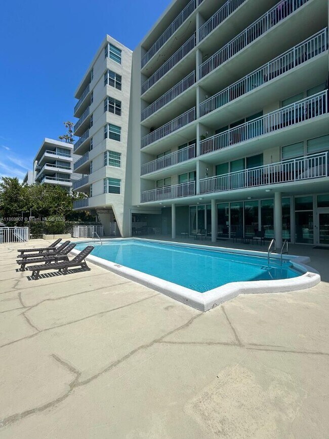 Building Photo - 9500 W Bay Harbor Dr