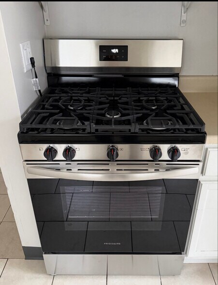 Building Photo - 505 6th St NE