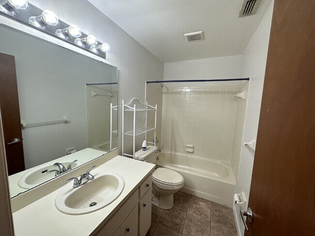 Building Photo - North Lakeland 1/2 Duplex For Rent