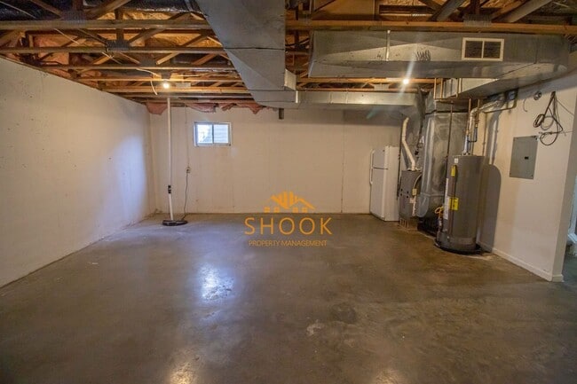 Building Photo - LARGE TOWNHOME - LOTS OF SPACE!