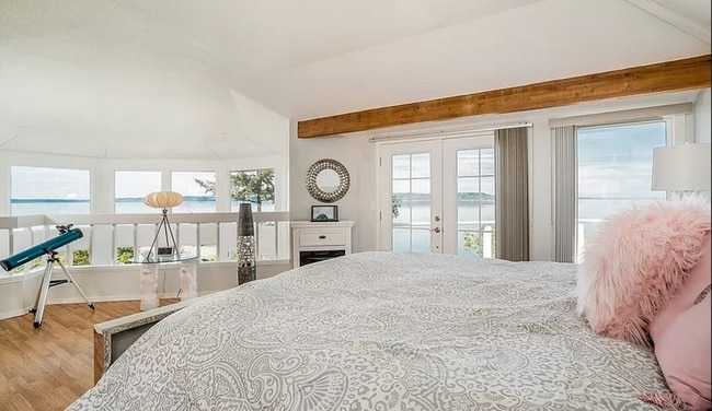 Building Photo - 3695 Sqft. Home with 180 degree Sound views!