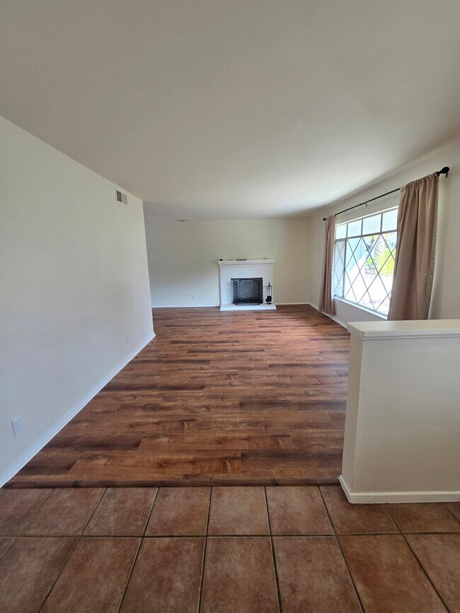 Building Photo - 449 Thumbelina Dr