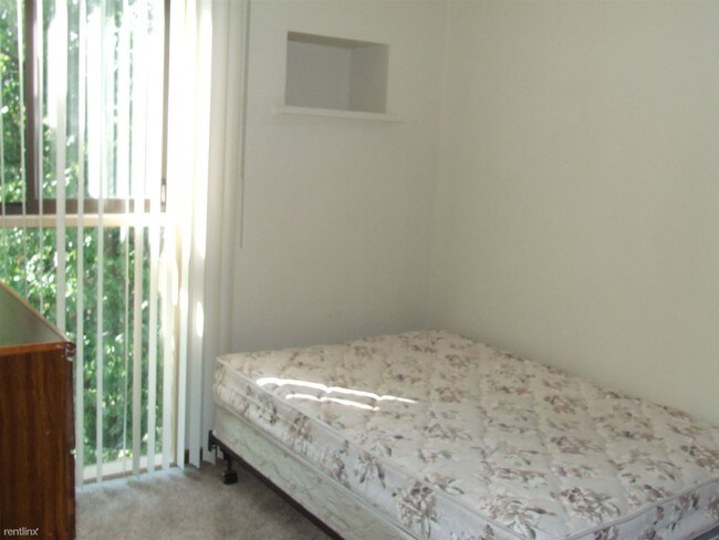 Building Photo - 4 br, 2 bath  - 808 Oakland 201