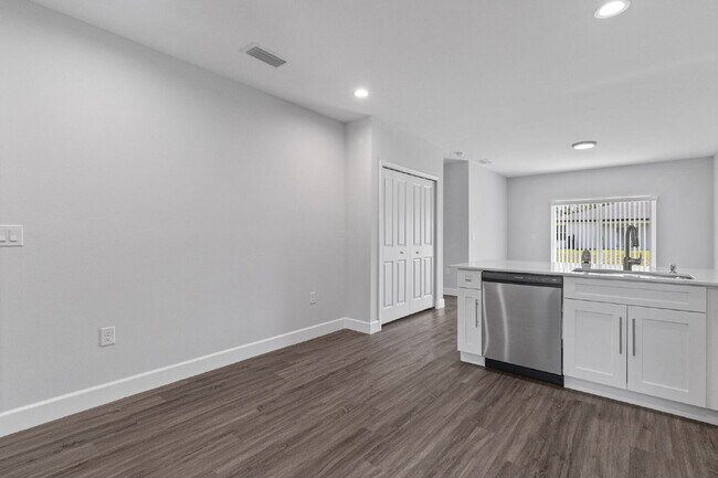 Building Photo - Spacious 3-Bedroom Duplex Oasis with 2 Full Baths in Port Charlotte – Your Ideal Retreat Awaits!