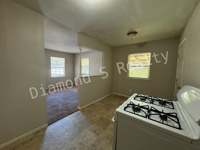 Building Photo - JUST REDUCED!  2 Bedroom House with Large ...
