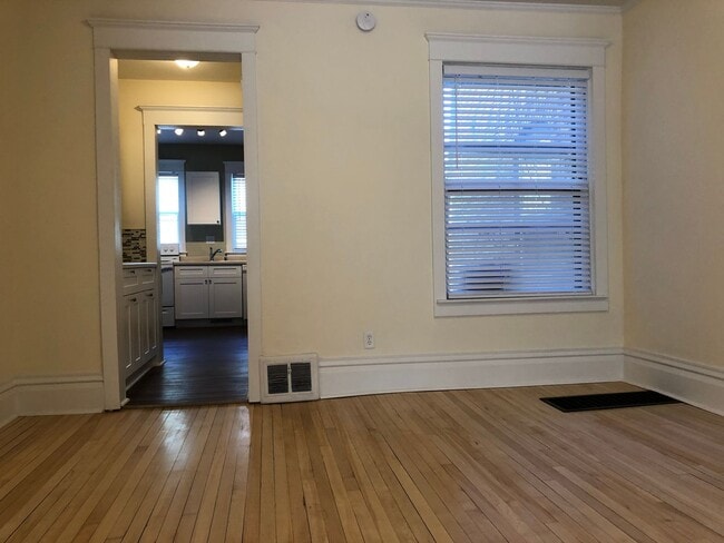 Building Photo - Amazing Vintage Townhouse. Uber Convenient...