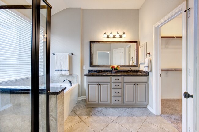 Building Photo - 12130 La Strada St