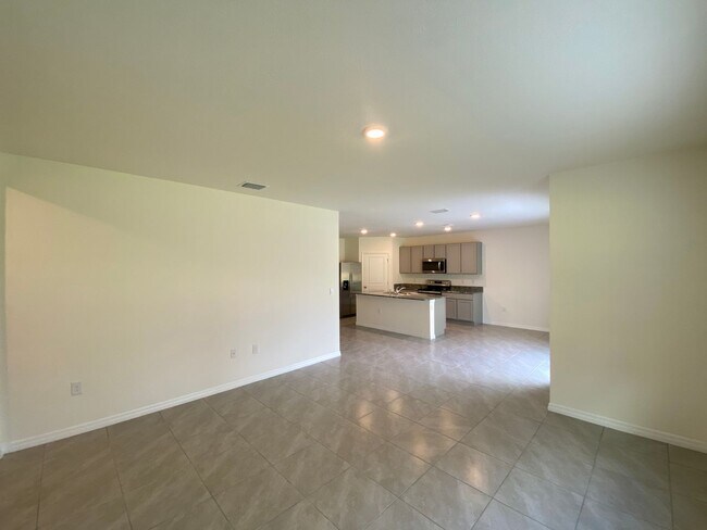 Building Photo - Desirable SE Ocala Subdivision - Lake Diamond-North - 4/3/2 *Available Soon* Won't Last!