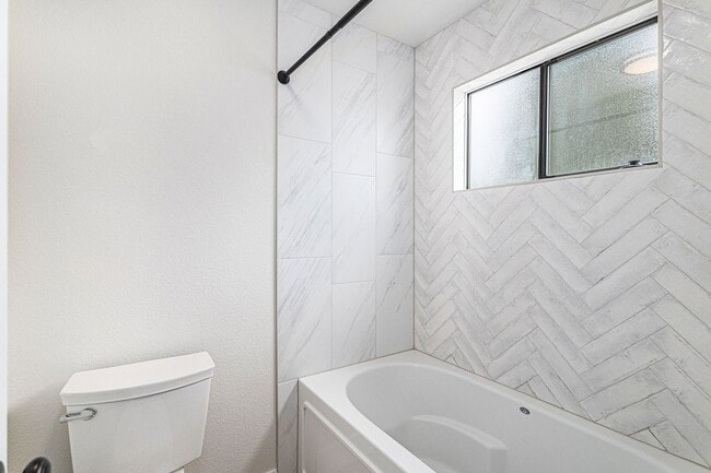 Building Photo - Spacious 1 Bed 1 Bath LOFT in the heart of...