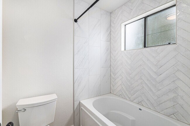 Building Photo - Spacious 1 Bed 1 Bath LOFT in the heart of Aurora Hills!