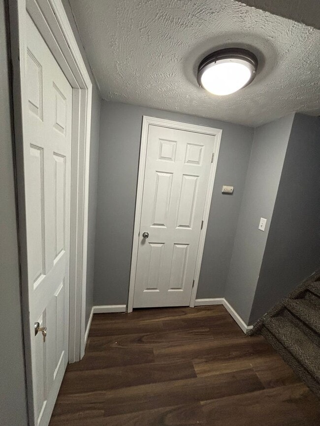 Building Photo - Spacious 4 Bedroom 1.5 Bath House!!