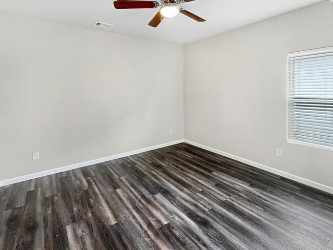 Building Photo - 3215 Chenault St