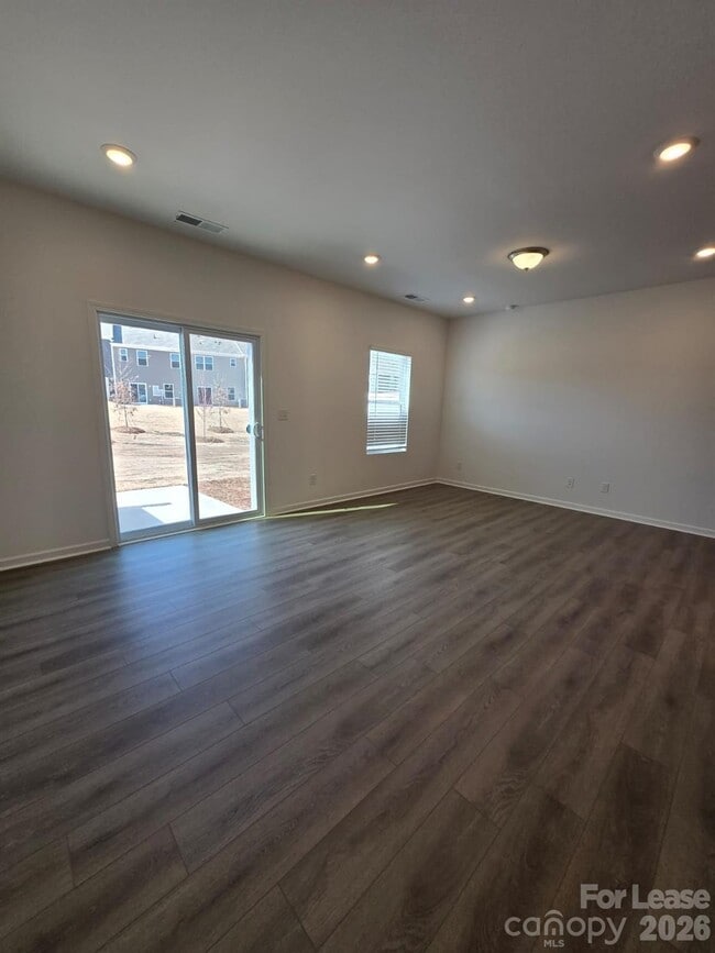 Building Photo - 774 Kitfox Dr NW