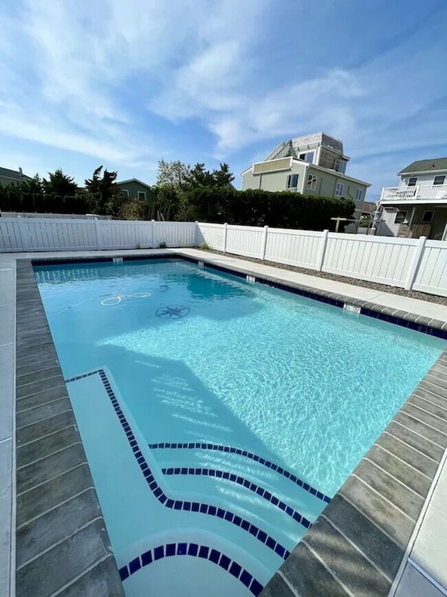 Building Photo - Renovated Home - Sleeps 6 - Winter Rental Only