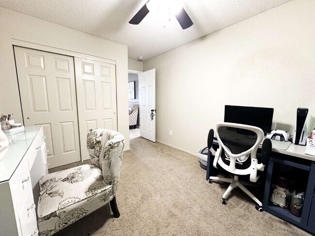 Building Photo - "Spacious 3 Beds, 2 baths Home with Inviti...