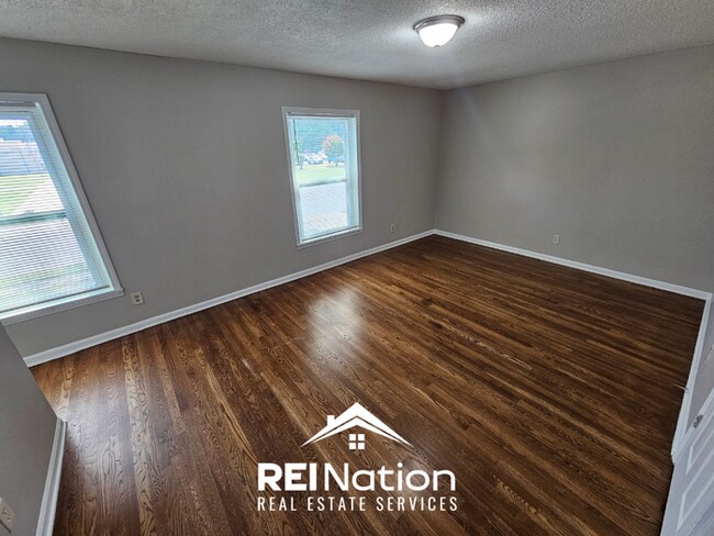 Building Photo - Grand 5BR/3BA East Memphis Estate | 2,603 Sq Ft, Hardwood Floors, Fireplace & Large Yard