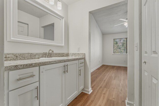 Building Photo - 2900 Woodrich Dr
