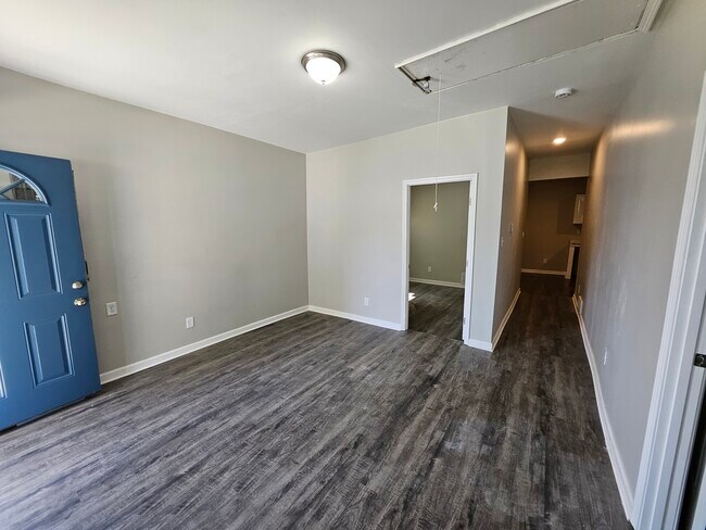 Living room - 743 N Claybrook St