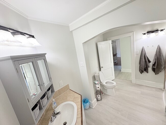 Building Photo - 447 Avondale Dr