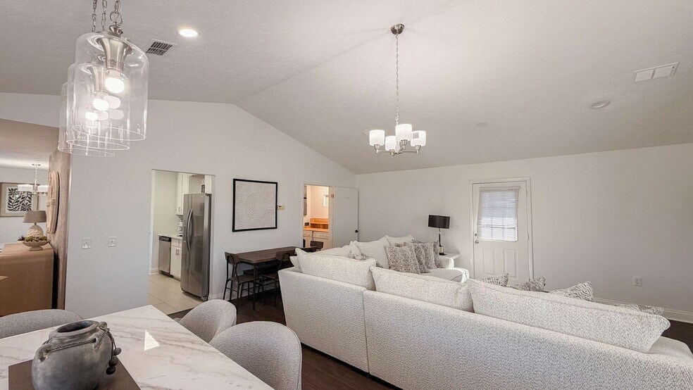 Building Photo - 300 W 23rd Pl