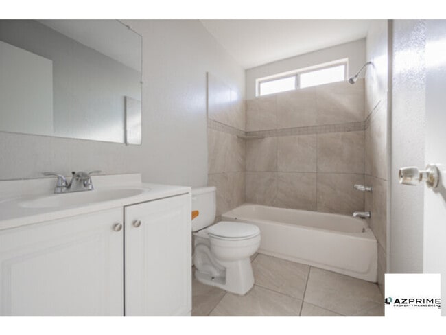 Building Photo - MOVE IN SPECIAL / FREE FIRST MONTH RENT! S...