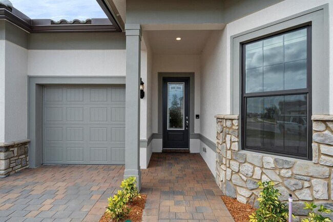 Building Photo - 818 SE Courances Dr