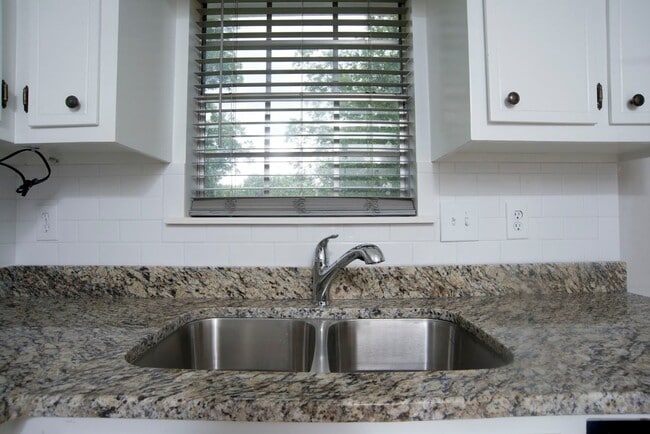 Building Photo - Spacious 3 bedroom/2 bath ranch- South Huntsville!