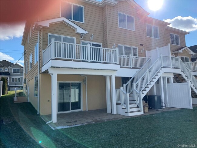 Building Photo - 97 Gainsborg Ave E