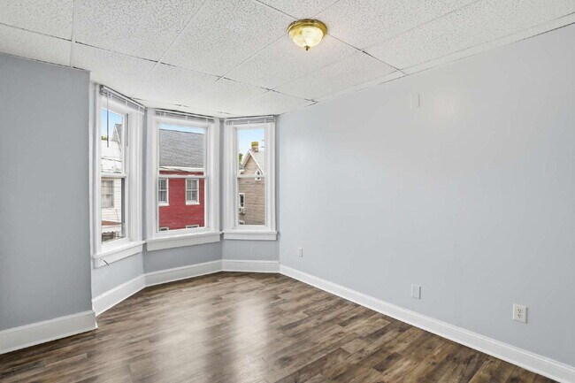 Building Photo - Welcome home to this newly renovated 2 bedroom top floor apartment