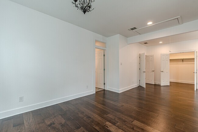 Building Photo - 311 W Mistletoe Ave
