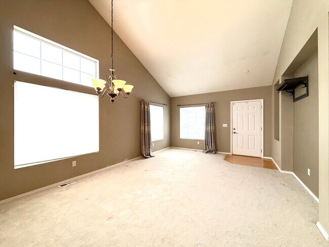 Building Photo - Bright Sammamish Home with Fully Fenced Yard